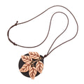 Kette Blätter beige-braun auf schwarzer Platte Kunststoff Kordel schwarz 90cm