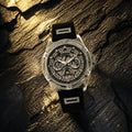 Guess King GW0537G1 Herrenuhr mit schwarzem Silikonarmband, silberfarbenem Gehäuse und kristallbesetztem Multifunktionszifferblatt