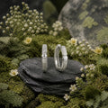 Klappcreolen aus rhodiniertem 925 Sterling Silber mit strukturierter Oberfläche und rundem weißem Zirkonia