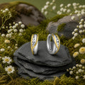 Creolen aus rhodiniertem 925 Sterling Silber mit vergoldeten Akzenten und weißen Zirkonia.