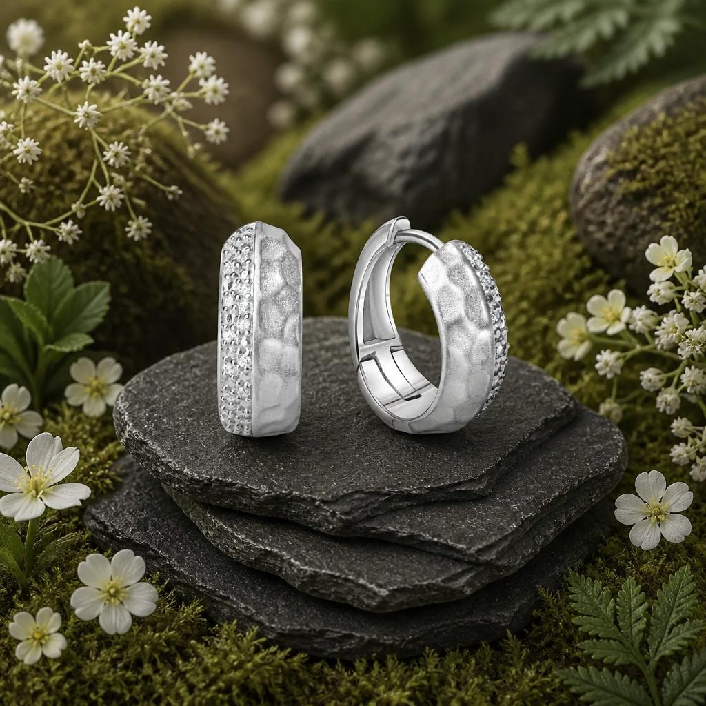 Rhodinierte Creolen aus 925 Sterling Silber mit strukturierter Oberfläche und weißem Zirkonia-Besatz