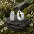 Rhodinierte Creolen aus 925 Sterling Silber mit strukturierter Oberfläche und weißem Zirkonia-Besatz