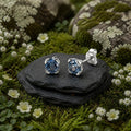 Rhodinierte Ohrstecker aus 925 Sterling Silber mit rundem blauem Zirkonia in Krappenfassung