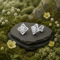 Rhodinierte Ohrstecker aus 925 Sterling Silber mit rundem weißem Zirkonia in quadratischer Fassung.
