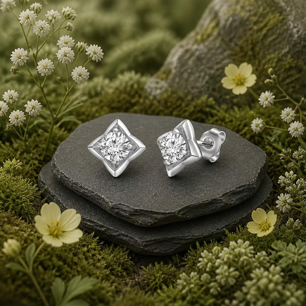 Rhodinierte Ohrstecker aus 925 Sterling Silber mit rundem weißem Zirkonia in quadratischer Fassung.