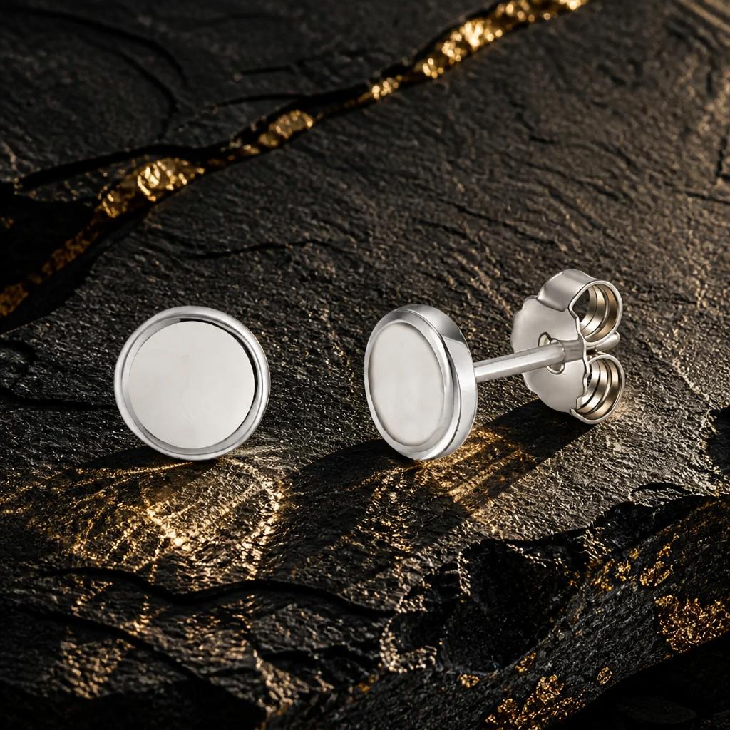 Runde Ohrstecker aus rhodiniertem 925 Sterling Silber mit matter Oberfläche und poliertem Rand